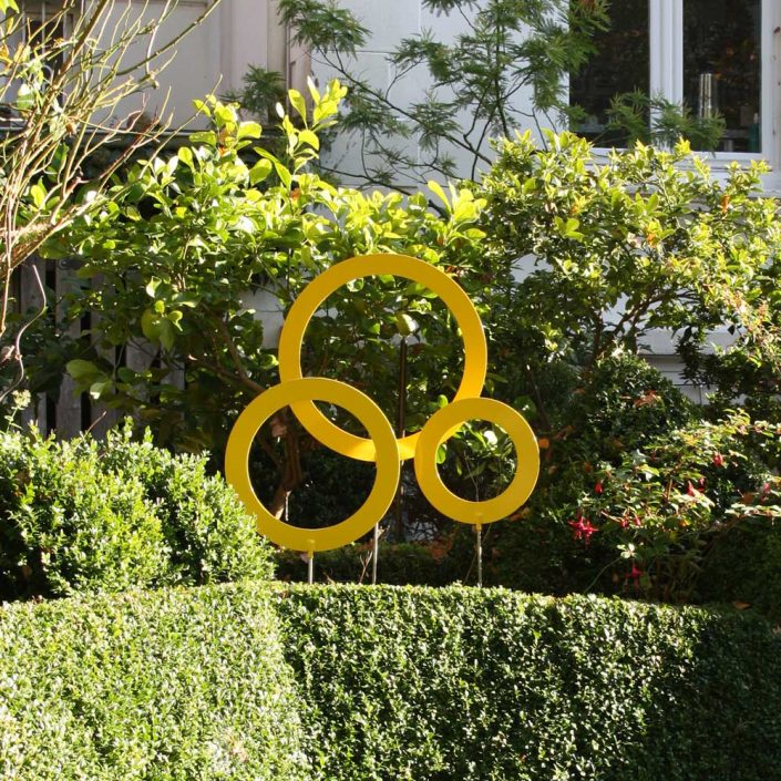 Kreis-Set groß - Kreise im Garten für besondere Akzente. - Kreiszeichen. Auffällig durch die Farbgebung können die Kreise aus pulverbeschichtetem Aluminium überall gesteckt werden, wo Sie es wollen und bestechen durch ihren Minimalismus als Eyecatcher im Garten. Das dreiteilige Kreisset gibt es in zwei Größen und in den Farben rot und gelb.