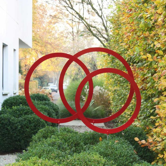 Kreis-Set groß - Kreise im Garten für besondere Akzente. - Kreiszeichen. Auffällig durch die Farbgebung können die Kreise aus pulverbeschichtetem Aluminium überall gesteckt werden, wo Sie es wollen und bestechen durch ihren Minimalismus als Eyecatcher im Garten. Das dreiteilige Kreisset gibt es in zwei Größen und in den Farben rot und gelb.